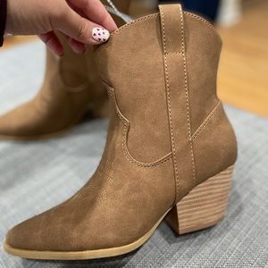 New- 7M Women's Rocky Western boot with stitch detailing and Memory Foam padding